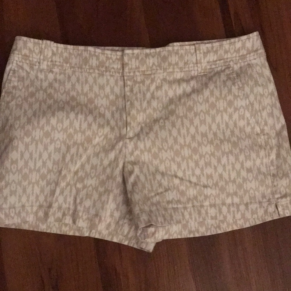 New York & Co beige and white patterned shorts